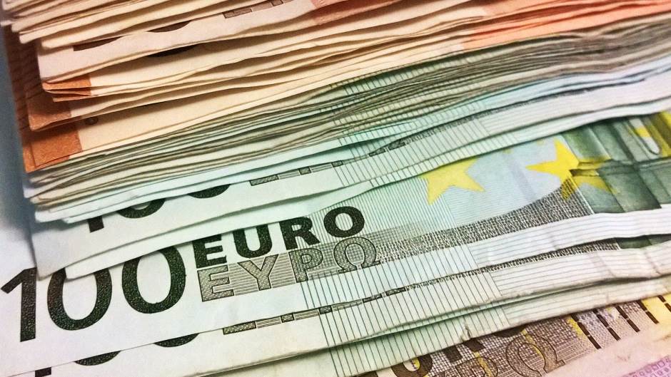 novac, evro, evri, strana valuta, valute, 100 evra pare valuta menjačnica