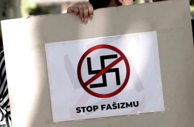 stop fašizmu, kukasti krst, nacisti, fašisti, fašizam, protest đilas, đilas fašista,